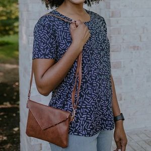 BYTAVI Trio Scoop Tee